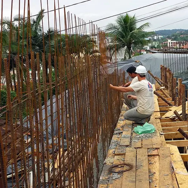 Armadores montando a armadura de um muro de contenção