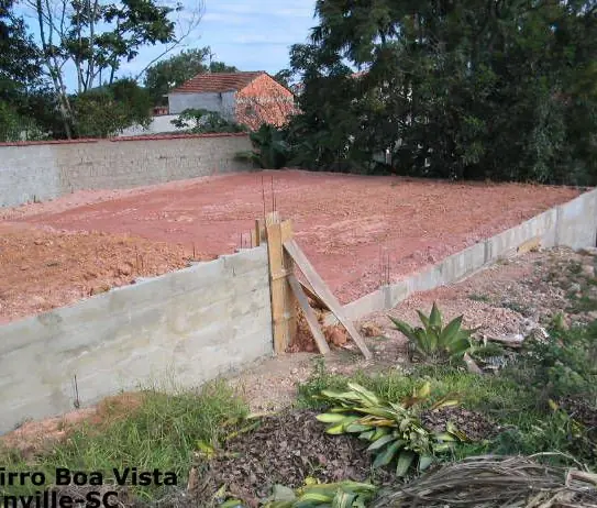 Muro de contenção em concreto armado em volta de um lote aterrado no bairro Boa Vista, em Joinville (SC)